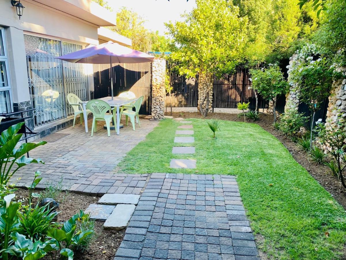 Cottonwood Guesthouse Oasis Bloemfontein Esterno foto